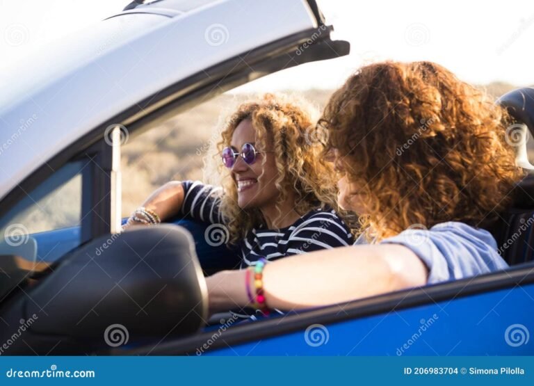 due persone che sorridono in viaggio