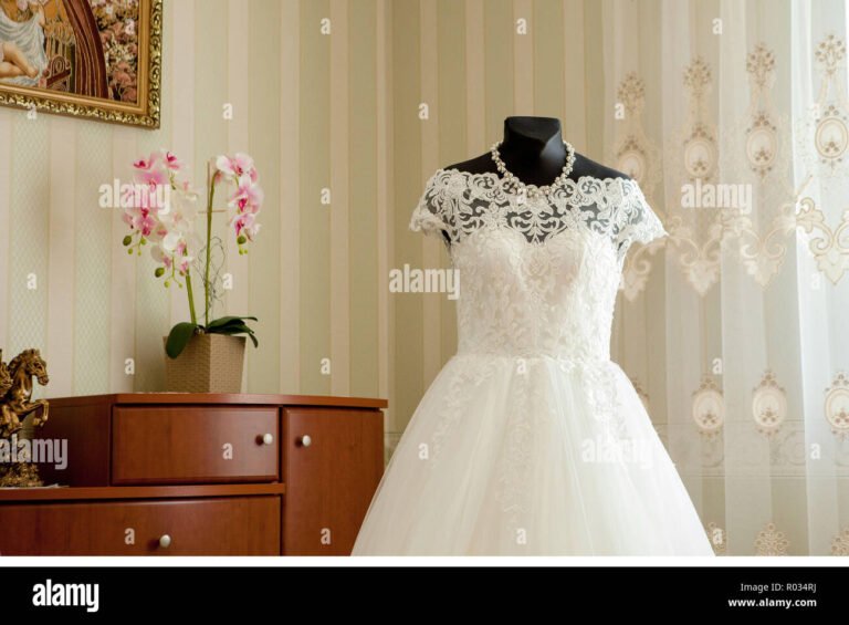 elegante abito da sposa su un manichino