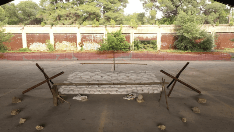 fabbrica vuota con simbolo di pace