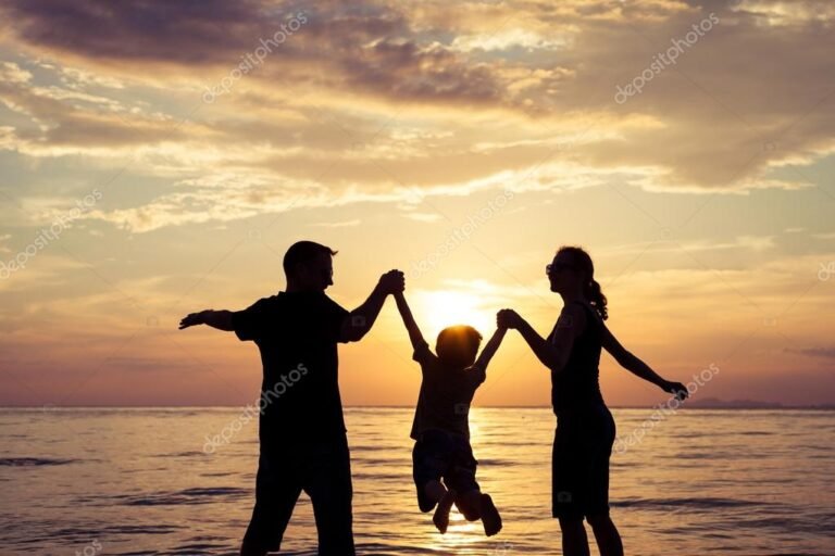famiglia felice in spiaggia al sole