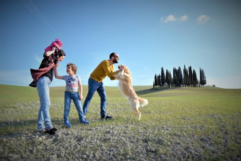 famiglia felice in un parco toscano