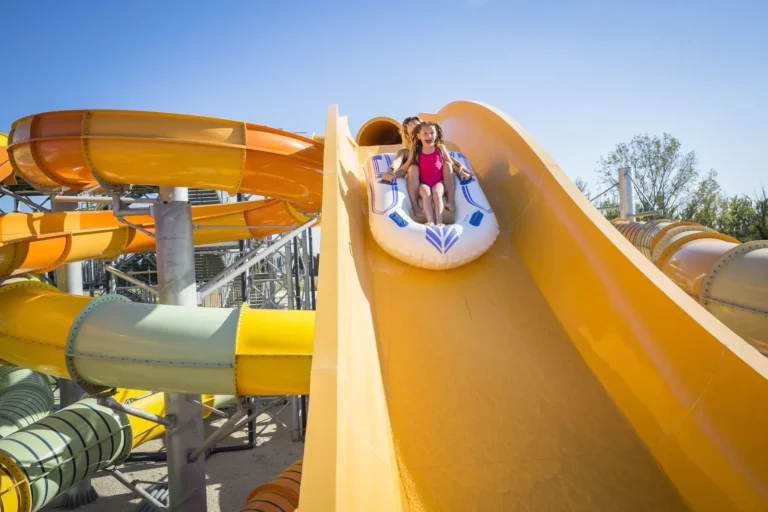 Cosa offre Happy Sun a Rovigo per una giornata di divertimento 18 famiglie che si divertono in un parco acquatico