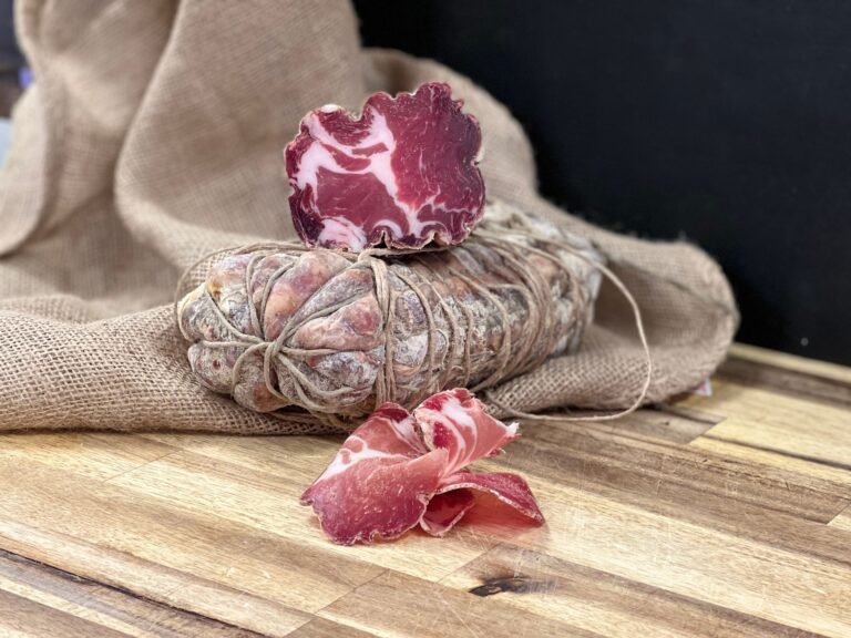 fetta di coppa di parma su un tagliere