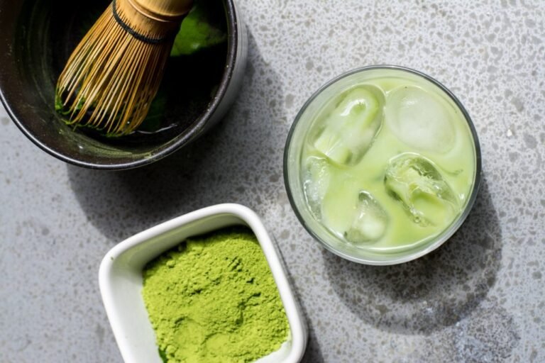 Di cosa sa il matcha e quali sono le sue caratteristiche principali 30 foglie di matcha in un contenitore verde
