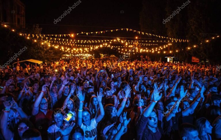 Perché "Mi Gusta San Giovanni" è diventato un fenomeno virale 21 folla festosa durante un evento estivo