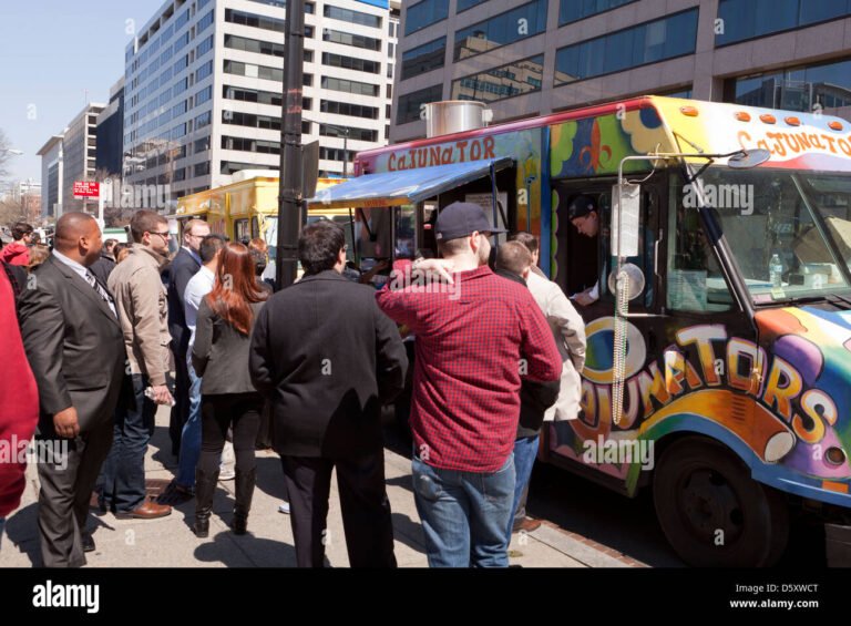 Quanto costa avviare un food truck e quali sono le spese principali 33 food truck colorato in un mercato affollato