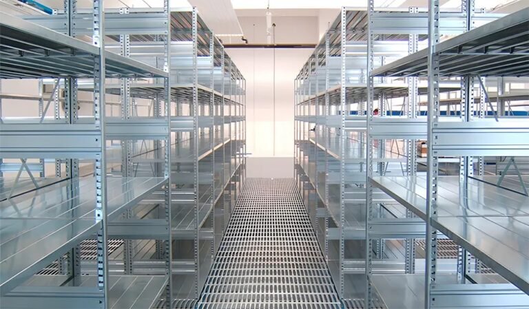 forniture di alluminio in un magazzino