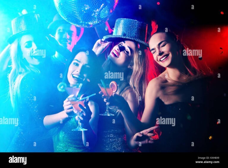 Cosa significa "sciuè sciuè" e qual è il suo legame con L'Aquila 10 foto di un gruppo di persone in festa