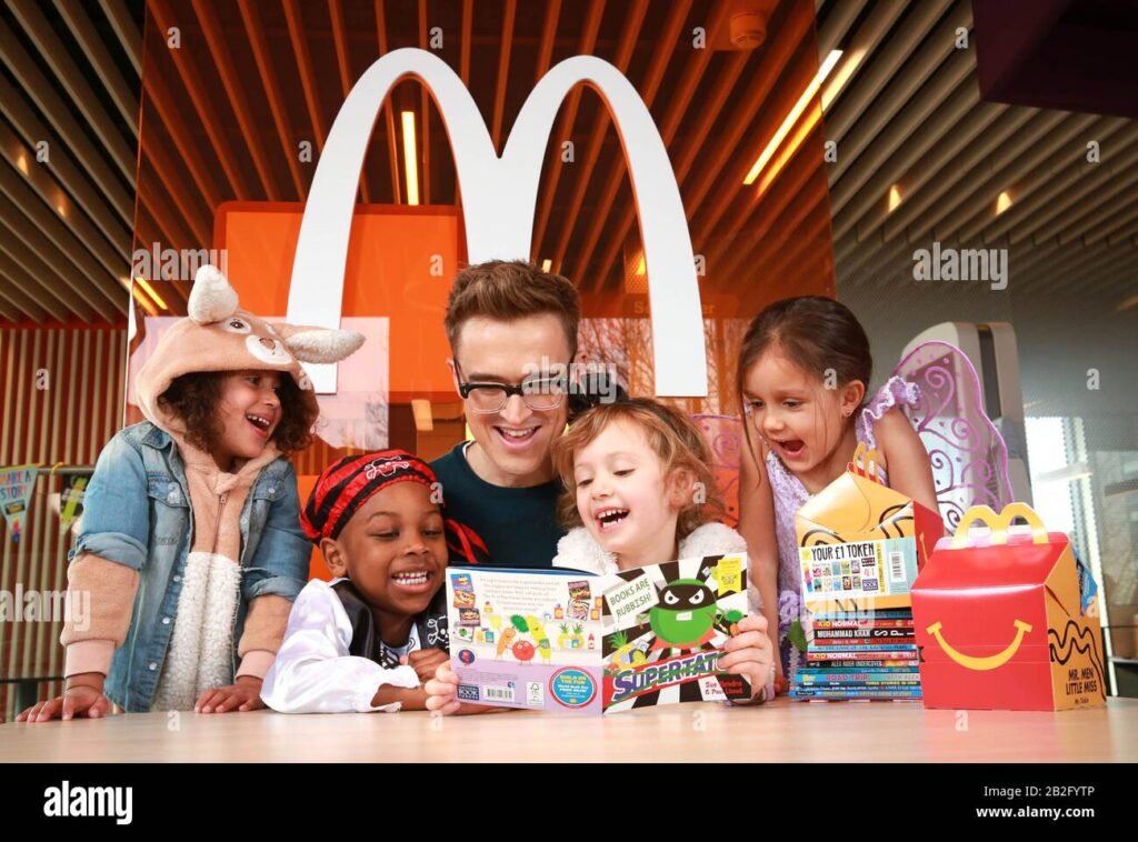Quali sono gli orari e il menu del McDonald's a Pomigliano d'Arco 1 foto di un mcdonalds con clienti felici