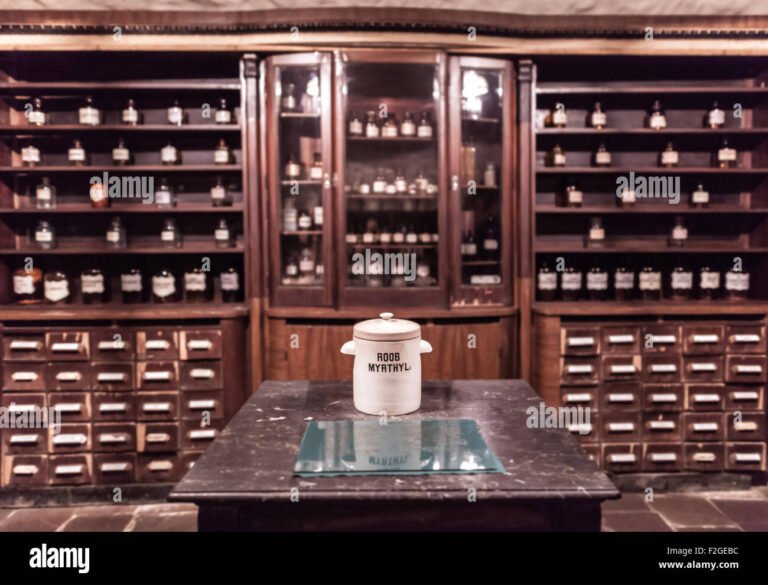 foto di unantica farmacia con scaffali