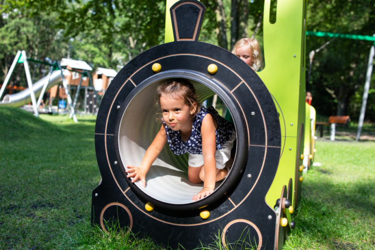 gioco per bambini in un parco verde