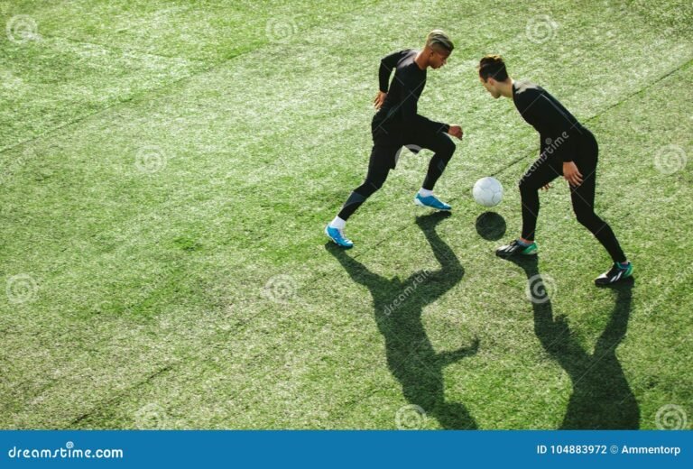 giovani calciatori in azione sul campo