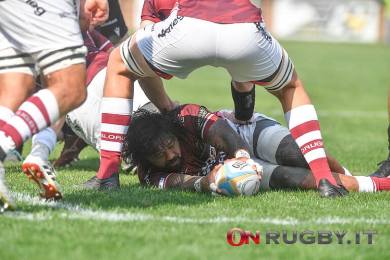 giovani che giocano a rugby in squadra