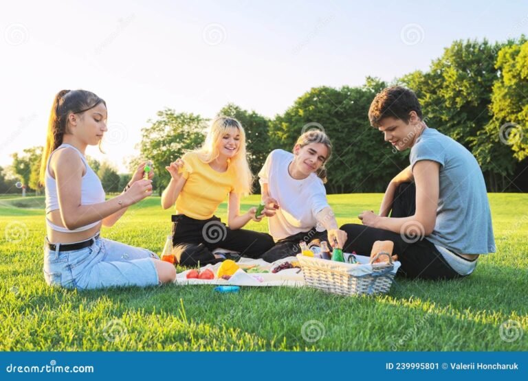 Quali attività offre Happy Days a Porto San Giorgio per divertirsi 7 giovani che si divertono in un parco