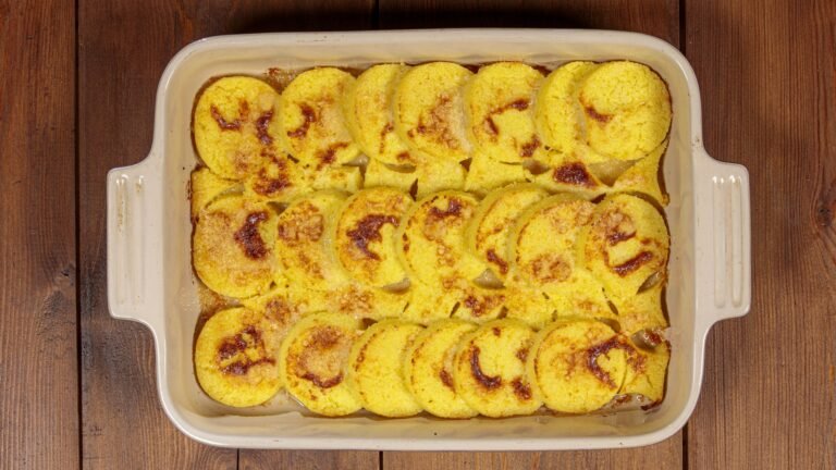 gnocchi alla romana su un piatto rustico