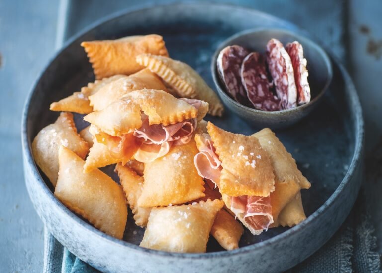 Dove trovare il miglior gnocco fritto nei Navigli di Milano 6 gnocco fritto su un piatto rustico