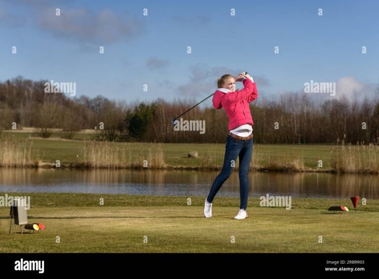 golfista che colpisce una palla sul campo