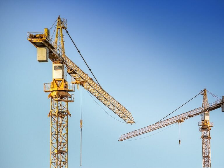 gru edili in azione su un cantiere