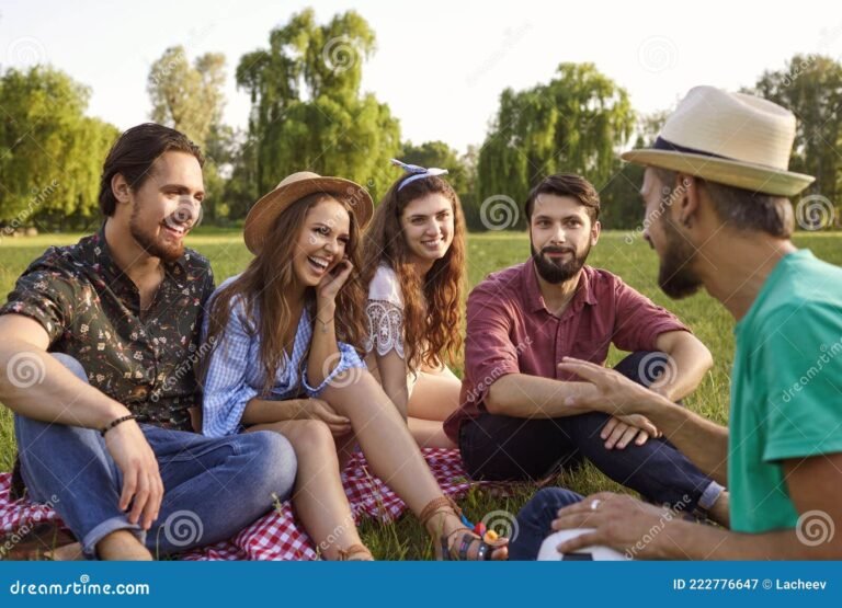 gruppo di persone che socializzano in un parco