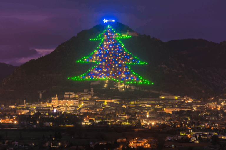 Cosa aspettarsi durante il periodo natalizio a Gubbio Christmas Land 6 gubbio illuminata da luci natalizie