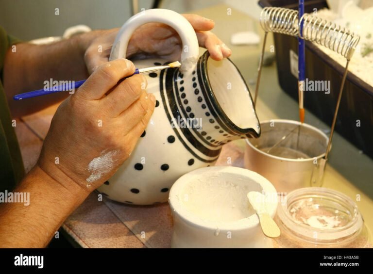 immagine di un artigiano che ripara ceramiche