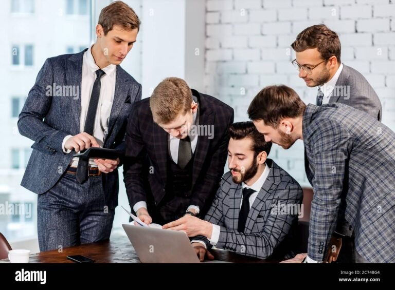 immagine di un team al lavoro in ufficio