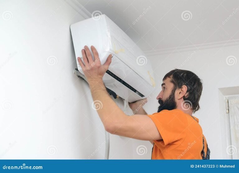 immagine di un tecnico che installa un condizionatore