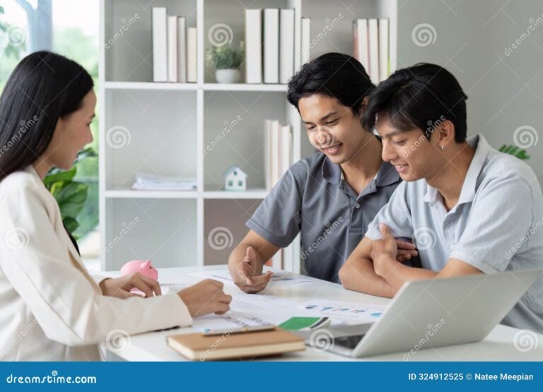 immagine di una persona che consulta un consulente finanziario