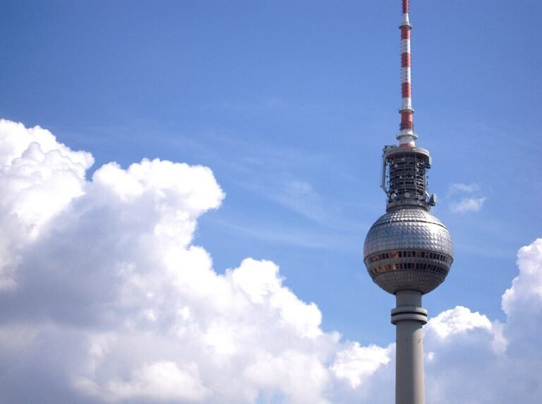 Quali sono le ultime notizie sul TIM di Martina Franca 38 immagine di una torre di telecomunicazioni