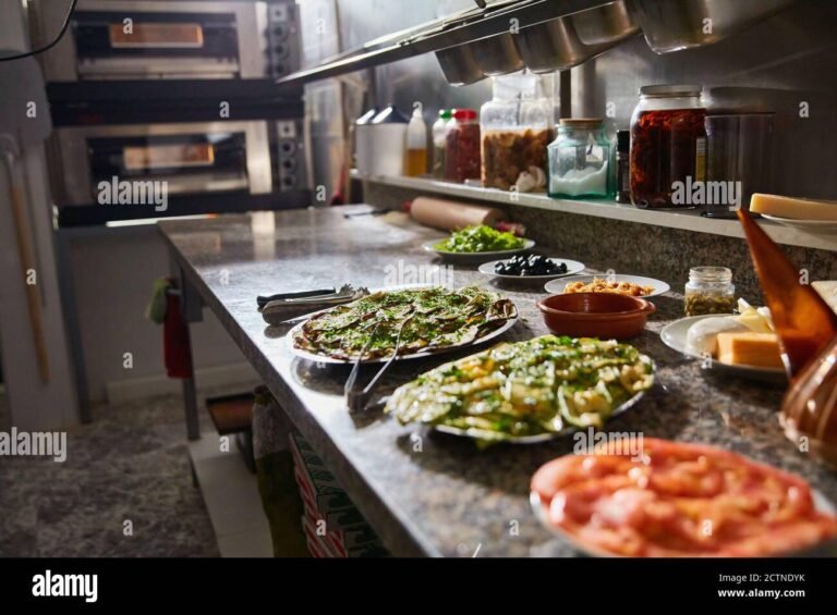 Come Preparare La Pizza Perfetta A Casa Con Ingredienti Della Conca D'Oro 15 ingredienti freschi per pizza su un tavolo