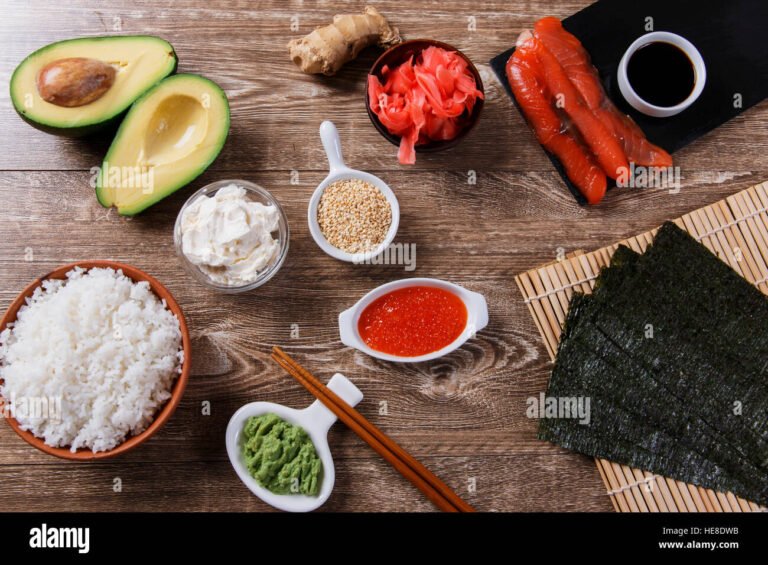 ingredienti freschi per sushi su un tavolo