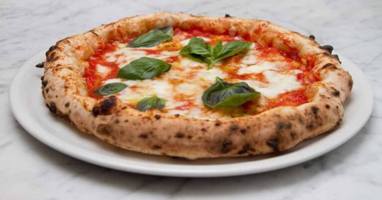 ingredienti freschi per una pizza napoletana
