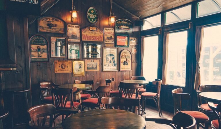 interno accogliente di un bistrot affollato