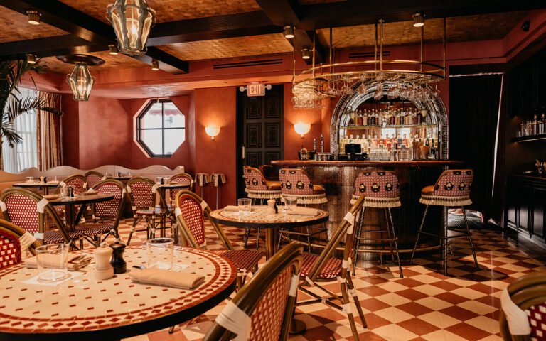 Quali sono i migliori jazz club bar da visitare nella tua città 10 interno accogliente di un jazz club