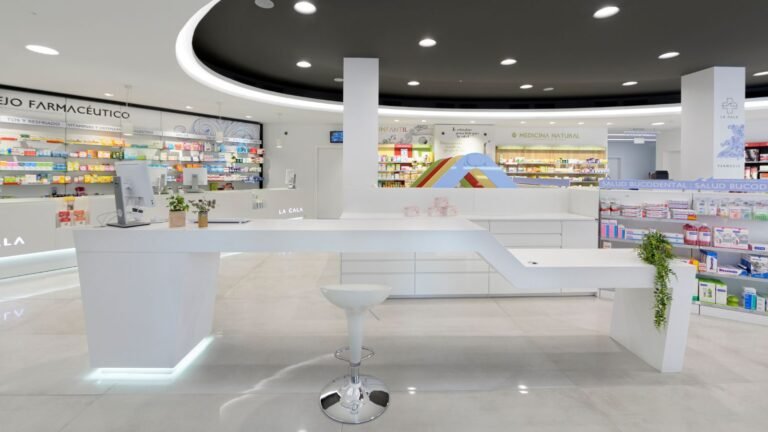 Quali servizi offre la Farmacia Marconi ad Albano 42 interno accogliente di una farmacia moderna