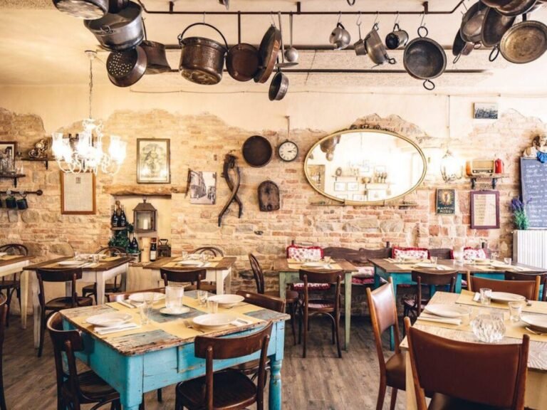 interno accogliente di unostaria tradizionale