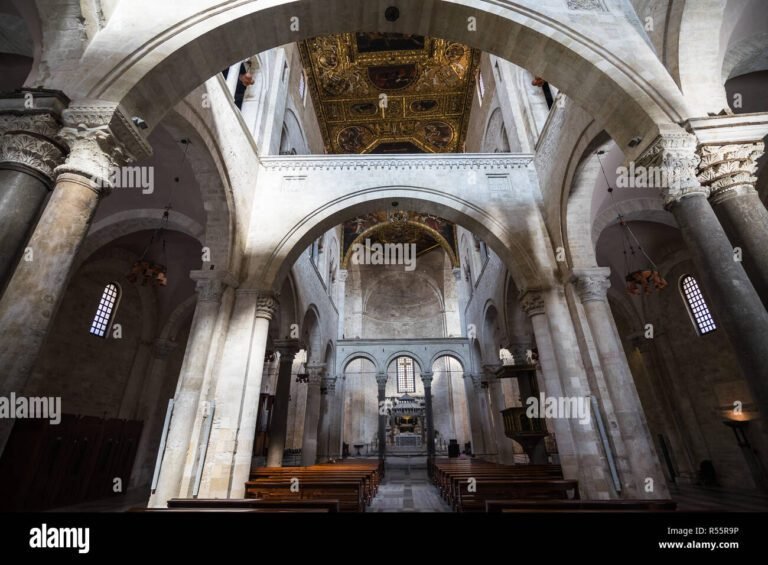 Cosa sapere sulla Basilica di Sant'Ambrogio a Milano 33 interno della basilica con architettura romanica