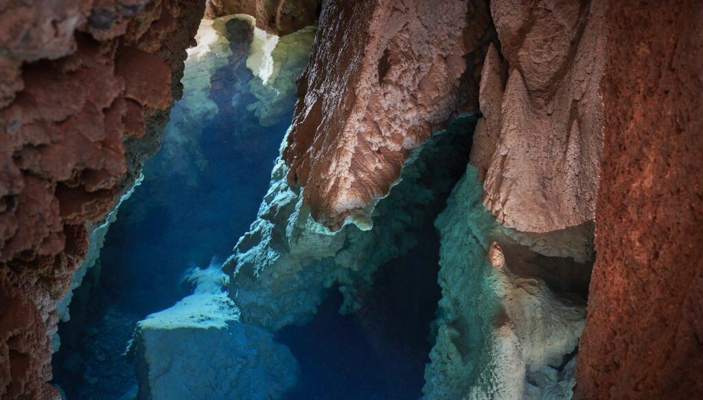 interno della grotta giusti con stalattiti