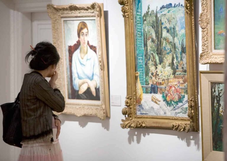 interno di una galleria darte contemporanea