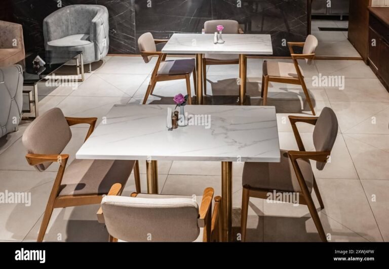 interno elegante con caffe e clienti