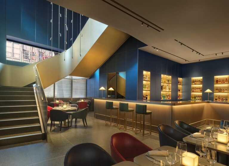 interno elegante dellarmani caffe a milano