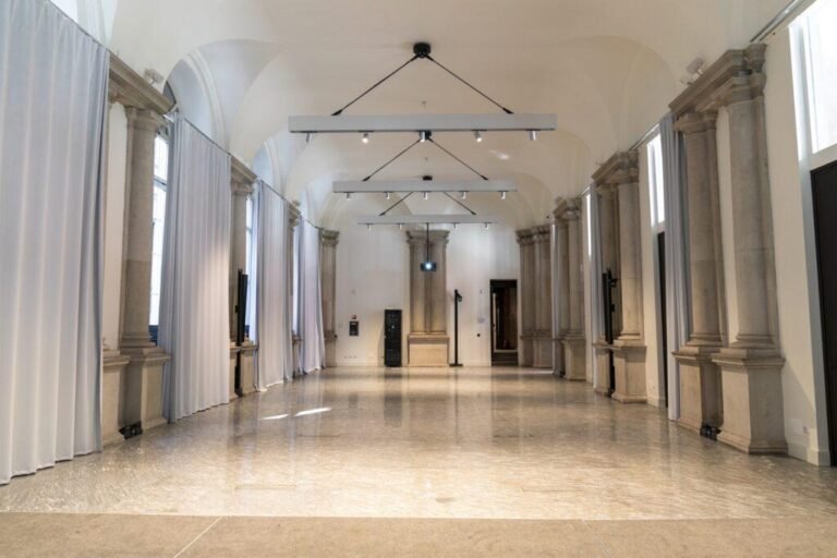 interno elegante di un evento a milano