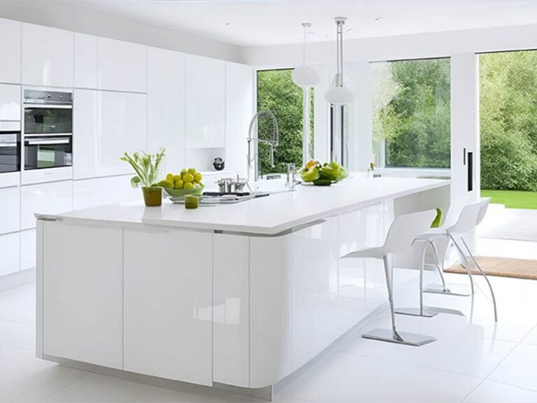 isola cucina bianca moderna in un ambiente luminoso