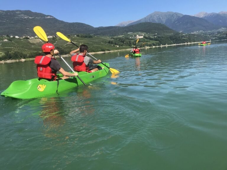 Dove noleggiare kayak al Lago di Santa Giustina per una giornata 17 kayak colorati sul lago di santa giustina