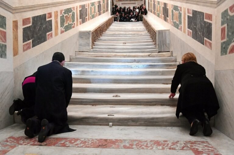 Cosa sapere sulla Scala Santa a Roma e il suo significato spirituale 12 la scala santa con pellegrini in preghiera
