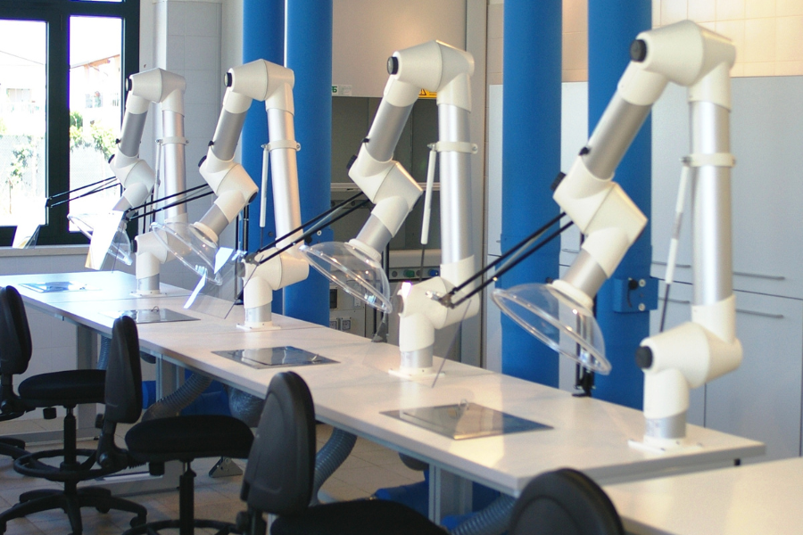 laboratorio con attrezzature moderne e professionisti