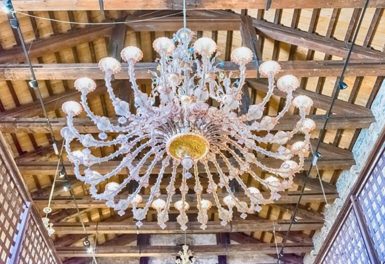 lampadario di murano appeso in una casa