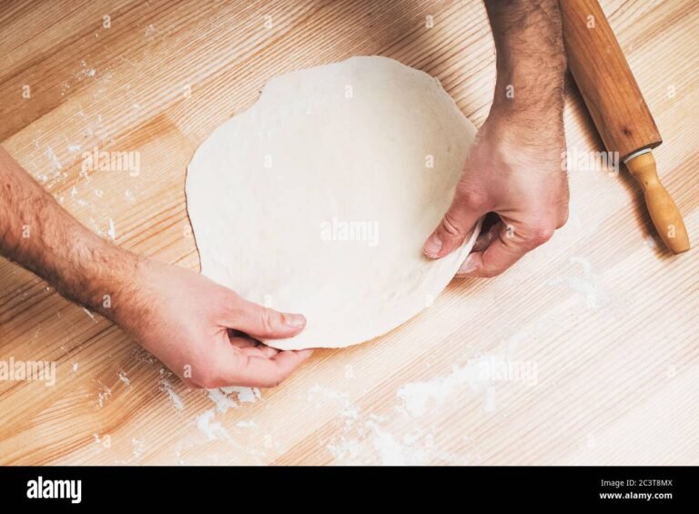 Dove trovare le migliori mani in pasta a Roma per cucinare insieme 45 mani che impastano su un tavolo di legno