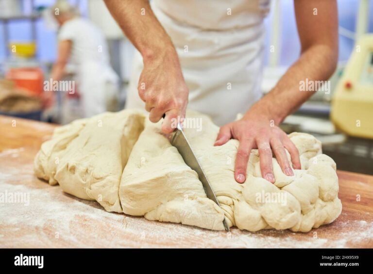 Che cos'è l'impasto vivo e come si prepara a Napoli 29 mani che lavorano limpasto in un forno