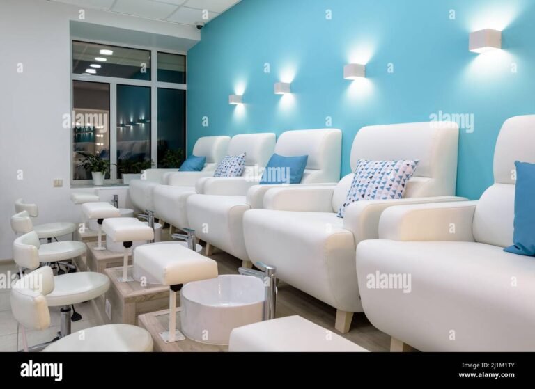 Quali sono i migliori servizi offerti da V Top Nail Salon 4 manicure e pedicure eleganti in un salone